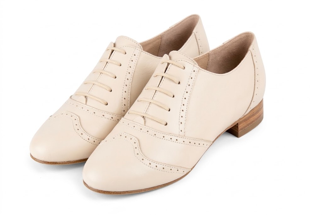 Women's ivory white sophisticated lace-up shoes with round toe and leather sole - Front view